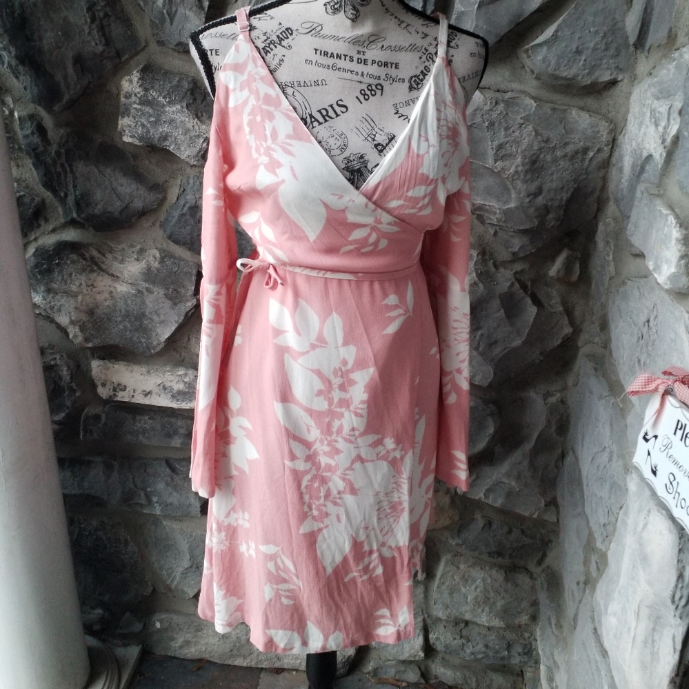 Elliatt Hawaiian Cold Shoulder Dress B